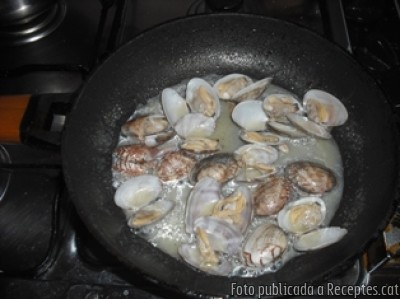 Cloises amb mantega i vi blanc
